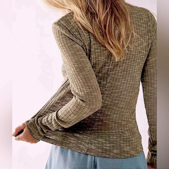 Free People Aura Layering Top Stretch lightweight sweater army green NWT SMALL - Picture 1 of 16